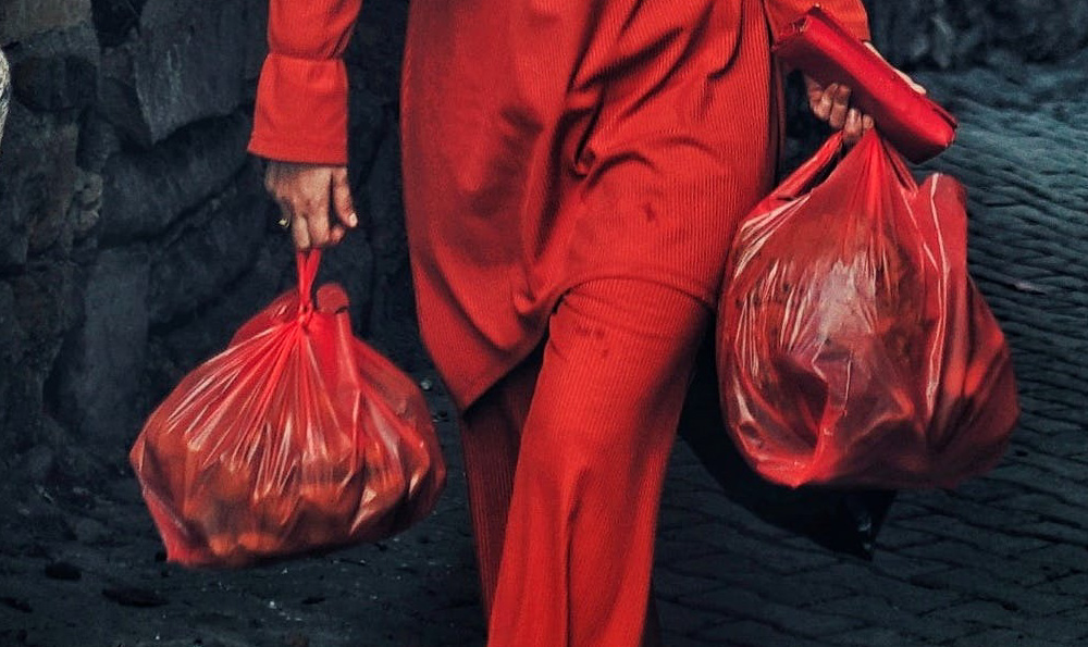 警察打捞塑料袋：拯救环境的危机