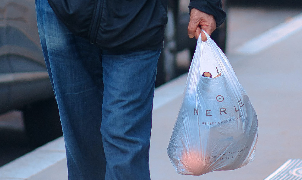 塑料袋花式背心：一个环保行业的崛起
